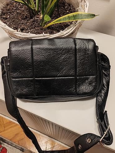 Muška odeća: Crna ženska torbica preko ramena, Desigual u odlicnom stanju - — 2