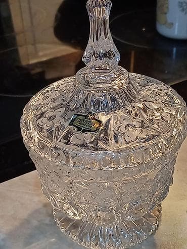 slike mace: Kristalna bombonjera sa poklopcem na postolju - Materijal: kristalno — 1
