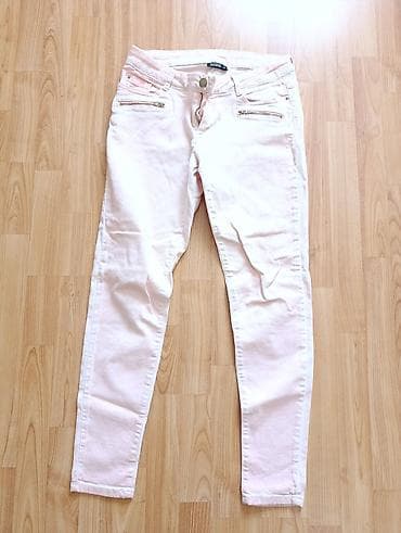 Ženske uske pantalone (skinny) u svetloružičastoj boji. Klasičan kroj