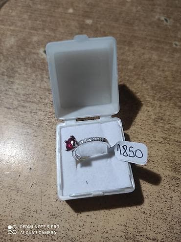 Aksesoari: Srebrni prsten sa crvenim kamenom u centru i nizom sitnih prozirnih — 1