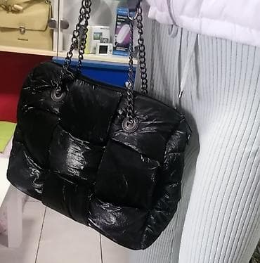 ck zenske torbe: Puf torba preko ramena – crna - Model: mekana „puffer“ torba sa — 7