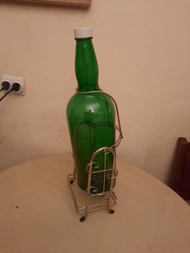 komode sa policama: Velika flasa sa postoljem.
Oko 4,5 l — 8