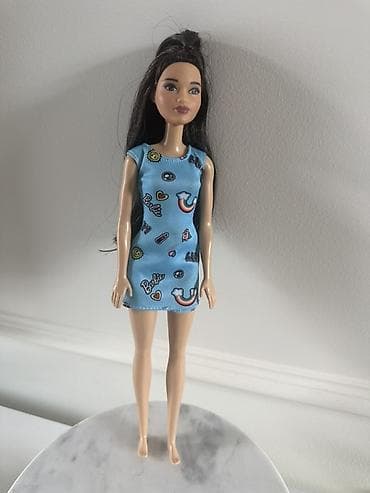 sesiri za decu: Barbie lutka sa dugom tamnom kosom i modernom mini haljinom. Detalji — 2