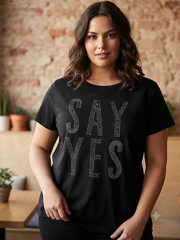 zenske farmerke levis: Crna ženska majica sa kratkim rukavima i natpisom “SAY YES” na — 1