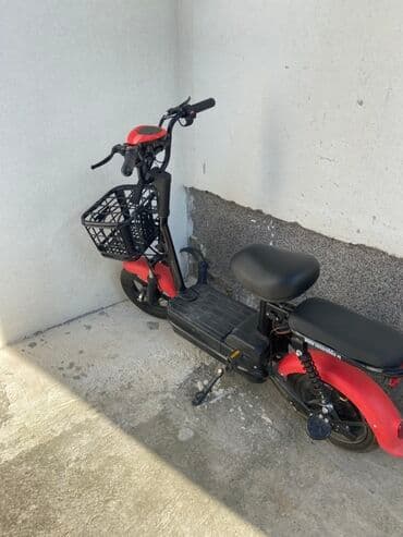 zvučnici sa mikrofonom: Električni bicikl crvene boje sa pomoćnim pedalama, idealan za gradsku — 1