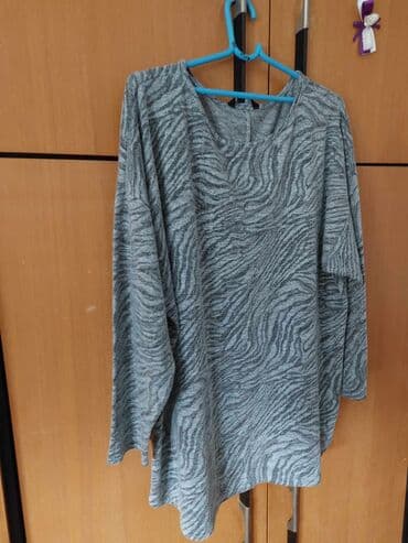 pull and bear suknje: Prelep sivi dzemper
Prskano sivi
Po grudi od 60-70
Duzina 74
1500 — 2