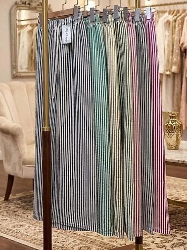 kozne pantalone sa ranflom: Ženske široke pantalone sa prugama – lagan, ležeran kroj - Model — 2