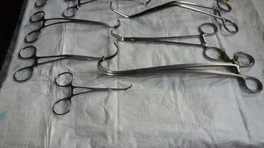 anatomski jastuk za ledja: Set od tri hirurška retraktora, svaki sa metalnim telom i drškom za — 6