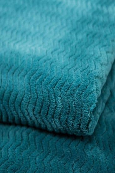 farmerice s: Reljefni čaršafi
Čaršaf na lastiš 25 + 2 jastučnice(5) 
Cena 3800 din — 10