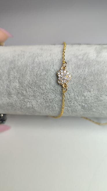 Novčanici: Zlatna narukvica sa centralnim priveškom u obliku — 1