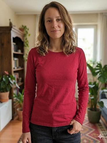 Jednostavna ženska majica dugih rukava u crvenoj boji. Izrađena od