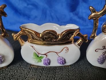 viseci lusteri: Trodelni nov porcelanski dekorativni set 1920g+. Trodelni set — 8