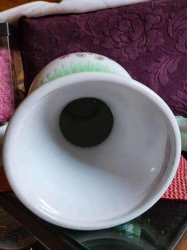 vaza sa cvecem crtez: Vaza nova iz 70ih. god. jugoporcelan. Visina. 27,5cm — 10