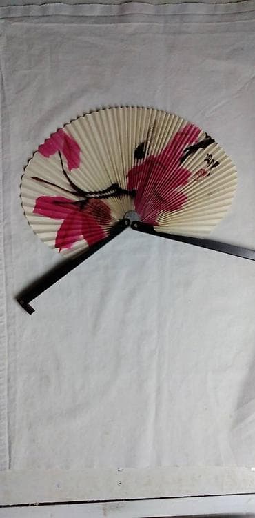 Lepeza metalna papirna, ima sigurnosni štitnik i može se nositi i u na lalafo.rs Lepeza metalna papirna, ima sigurnosni štitnik i može se nositi i u