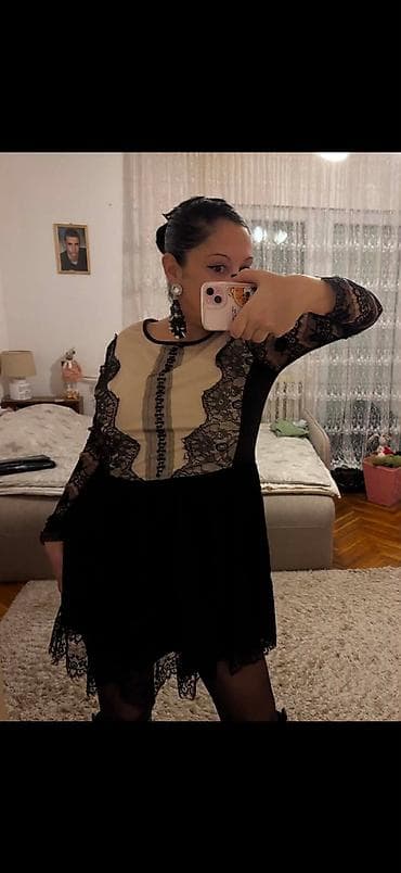 Potpuno ocuvana haljina, kratka, vecernja, svecana, cipkama. Kopca se
