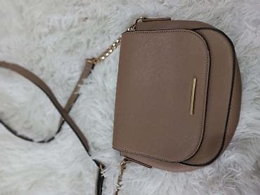Sinsay ženska crossbody torba - Model: polukružna torbica sa
