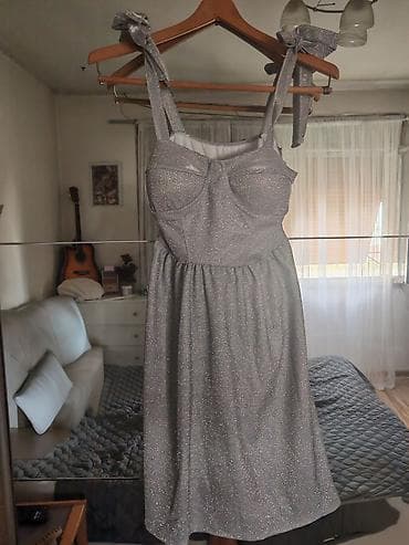 sjajne haljine: Svečana srebrna haljina sa sjajnim nitima - Model: midi dužina — 1