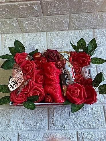 Sobne biljke: Poklon set – dekorativne korpe sa ružama, slatkišima i detaljima za — 1