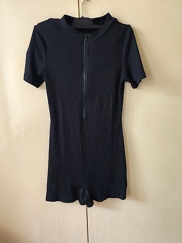 crni kompleti: Crni ženski kratki kombinezon sa rajsferšlusom napred - Model — 1