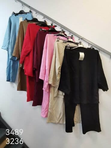 kompleti za žene: Kompleti
Cena 3600
Uni vel.
V30 — 6