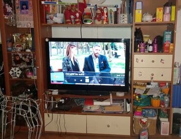 Komode: Tv polica sa vitrina 2 vece i dve manja fioke — 1