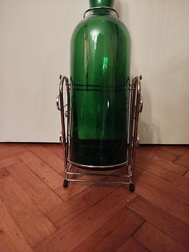 Ostali stilski dekor: Dekorativna zelena staklena boca flasa sa metalnim stalkom “Black — 7