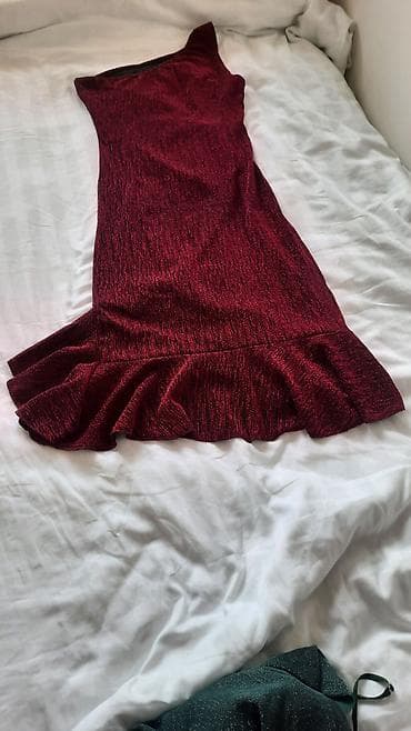 mura haljine: Elegantna bordo haljina na jedno rame - Fason: uska silueta do — 7