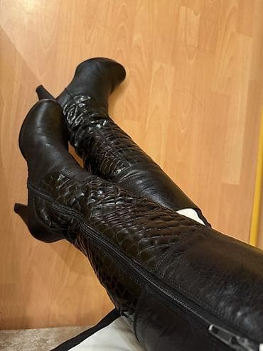 High boots, 39