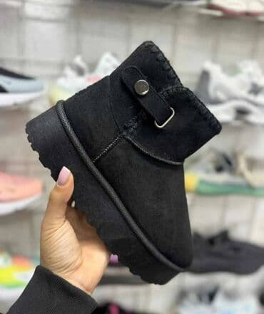 Flat shoes: High boots — 1