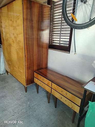vitrine retro: Retro spavaća soba: - 2 kreveta(bez dišeka), - 2 ormara, - 2 komode — 1