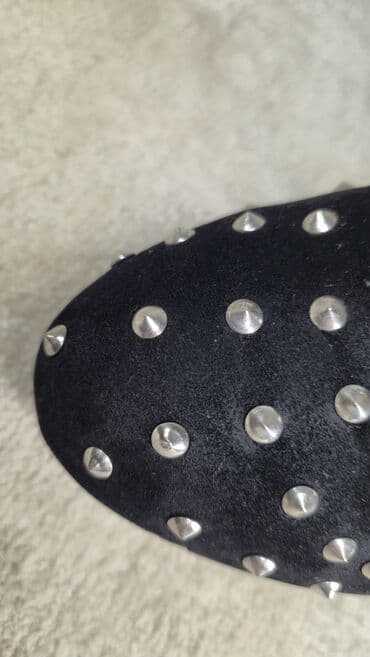 Uggs: ​Veličina 38 ​Crne sa cirkonima ​Nošene par puta ​Imaju mala oštećenja — 3