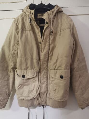 Zimska jakna bez tragova nošenja kao nova je, topla sa kapuljacom na lalafo.rs Zimska jakna bez tragova nošenja kao nova je, topla sa kapuljacom