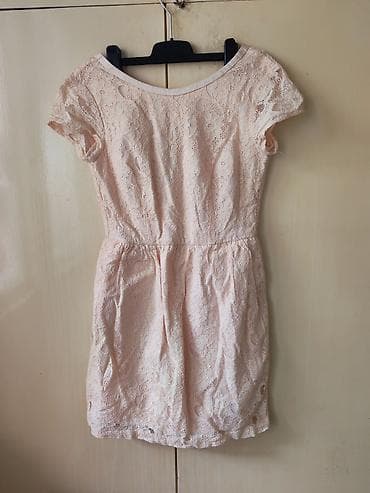 Čipkana haljina u puder‑roze boji - Kroj: kratka haljina sa strukom