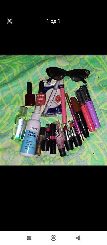 Set kozmetike i aksesoara – miks proizvoda za negu i šminku Sadržaj