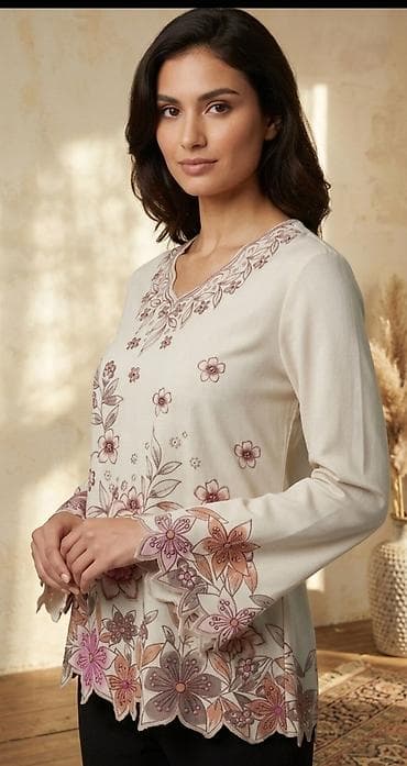 avon kapi za kosu: Elegantna ženska bluza dugih rukava u krem/bež nijansi sa romantičnim — 1