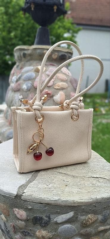 Mini torba sa trešnjama – elegantna i praktična Dimenzije 20x16cm -