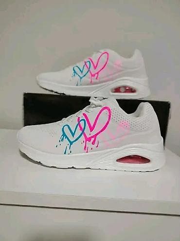 Bele patike sa vazdušnim jastukom i ručno oslikanim srcima - Model