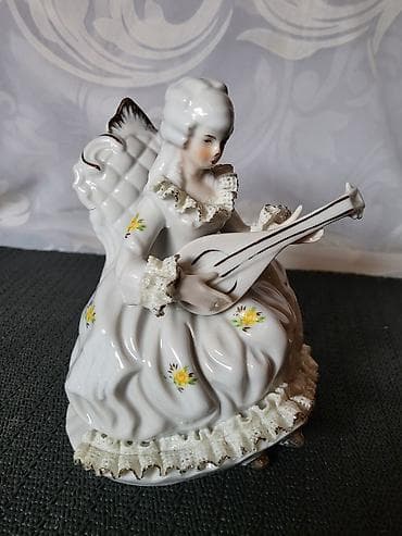 ukrasne figure: Nemacka nova figura dama sa mandolinom iz 70ih godina. Porcelanska — 5