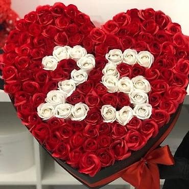 jastuci za ugaonu garnituru: Elegantne poklon kutije sa ružama – personalizovani aranžmani - — 2