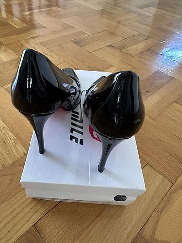 ulosci za salonke: Crne lakovane salonke sa špicastim vrhom - Model: klasične salonke - — 2