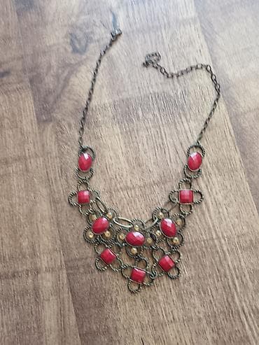 Statement ogrlica sa crvenim kamenčićima - Dekorativna ogrlica u