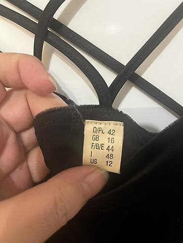 mat ruzevi: Elegantna crna haljina od somota - Kroj: uska, duga silueta (midi do — 2