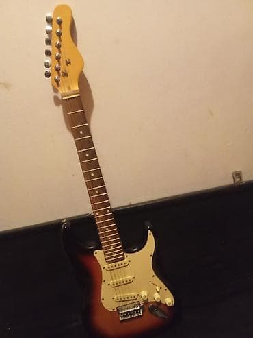 Art & Collectibles: Električna gitara tipa Stratocaster u sunburst finišu, sa belim — 7