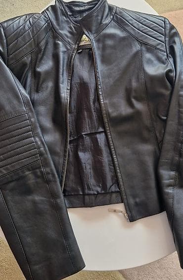 lacoste farmerke: Crna kožna jakna, minimalističkog kroja sa diskretnim moto detaljima — 1