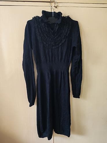 balextra haljine: Crna pletena haljina sa dugim rukavima i ukrasnim karnerima - Model — 1