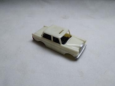 stranger things kinder joy likovi: Kinder taxi Citroen ID19 i Mercedes taxi ocuvani, farovi na ID19 nisu — 4