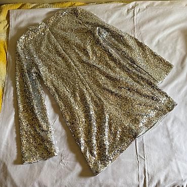 Haljine: H&M haljina sa srebrnim šljokicama, S veličine. Na slikama zbog — 4