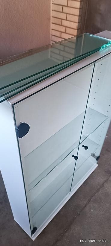 Stilski nameštaj: Staklena vitrina/izložbena komoda - Konstrukcija: korpus u beloj — 3