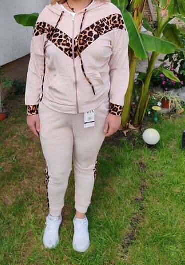 krem pantalone i crna kosulja: Ženski trenerka komplet – bež sa leopard detaljima - Dvoderni — 2