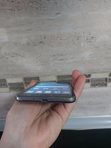 polovna klima: Samsung Galaxy pametni telefon (serija A) - Ekran: oko 4.5–5.0" — 3